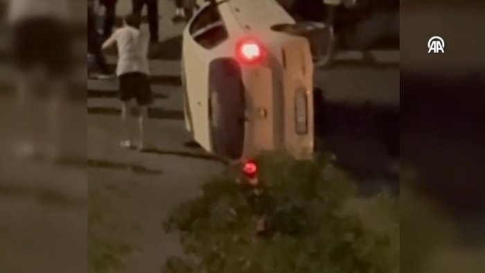 İzmir’de korkutan kaza: Takla atan araçta 3 yaralı