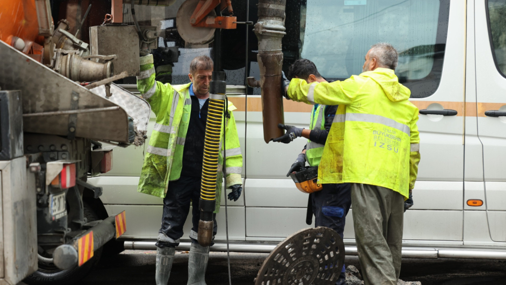 İzmir'de yağış seferberliği: 750 personel, 210 araç ve 24 saat nöbet sistemi