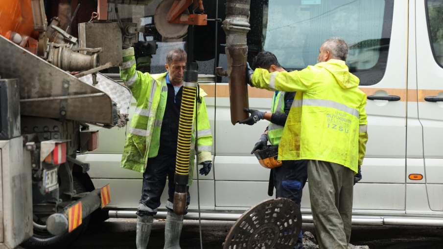 İzmir'de yağış seferberliği: 750 personel, 210 araç ve 24 saat nöbet sistemi