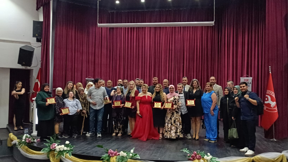 İzmir’de Yürekleri Isıtan Vefa: Geleceğe Yön Veren Anneler Ödüllendirildi