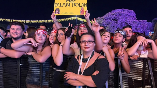 95. İZMİR ENTERNASYONAL FUARI COŞKUSU: ŞEHRİN KALBİ BU YIL DA ÇİM KONSERLERİ VE YOĞUN İLGİYLE ATIYOR