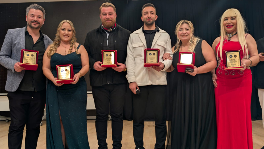 İzmir’de Yıldızlar Geçidi: Altın Sanat Ödülleri Sahiplerini Buldu