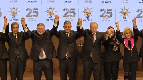 Cumhurbaşkanı Erdoğan, Cemil Tugay’a AK Parti rozetini taktı